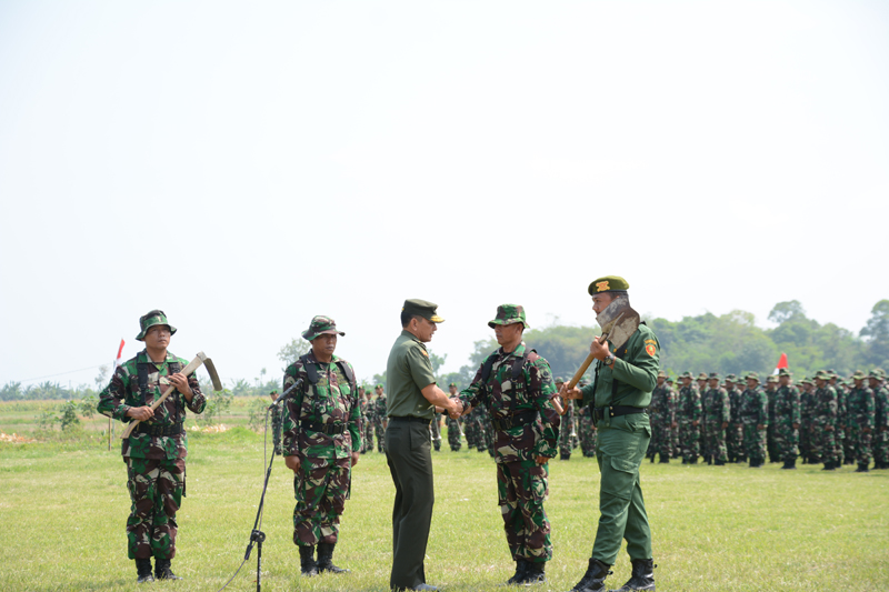 Kasdam IV/Diponegoro Menutup TMMD reg 100 Kendal